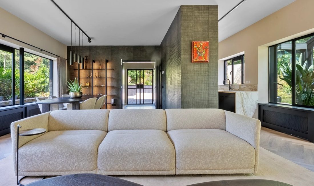 De luxe woonkamer van de designvilla.