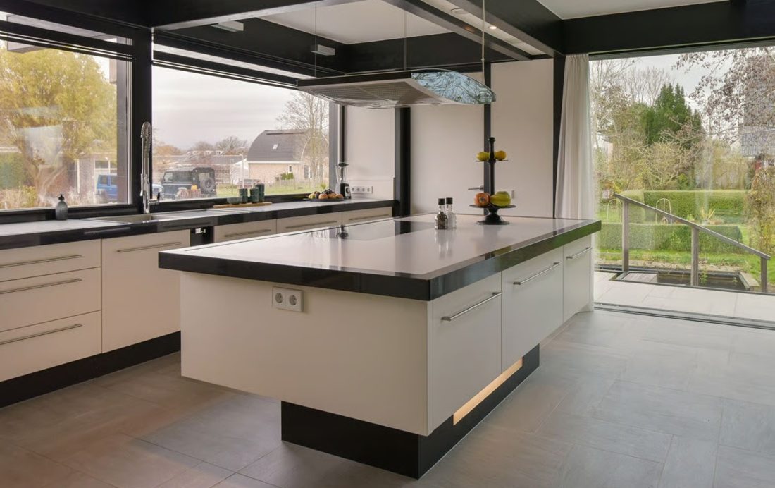De keuken met kookeiland.