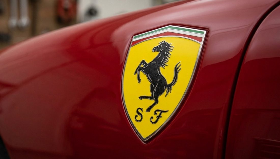 Het logo van Ferrari, het merk dat werkt aan unieke achterlichten.