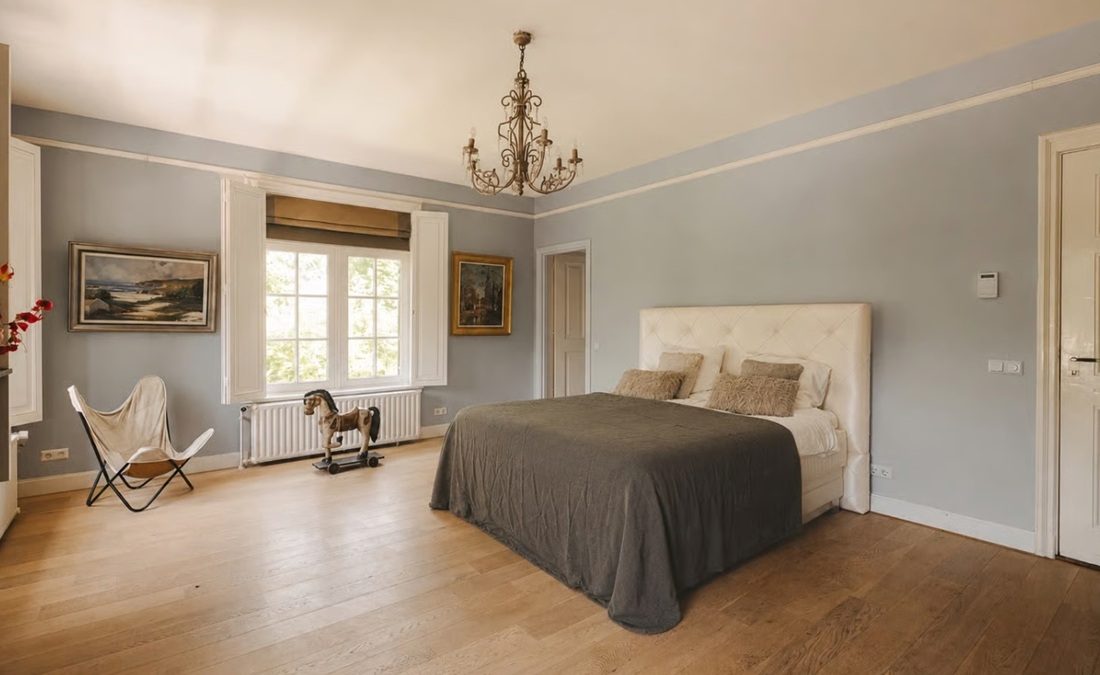 De hoofdslaapkamer van het pand.