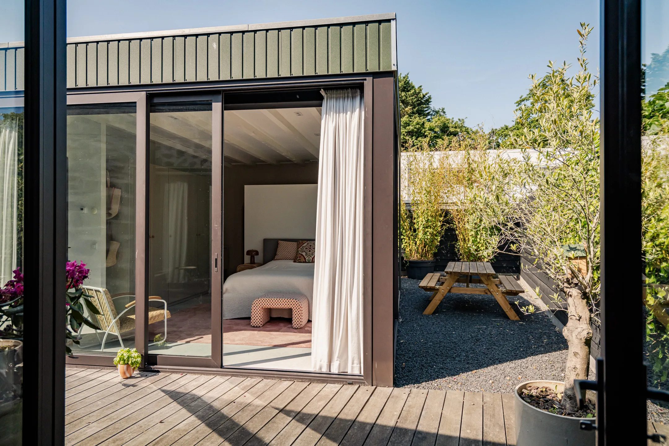 Een tuin met zitplekken.