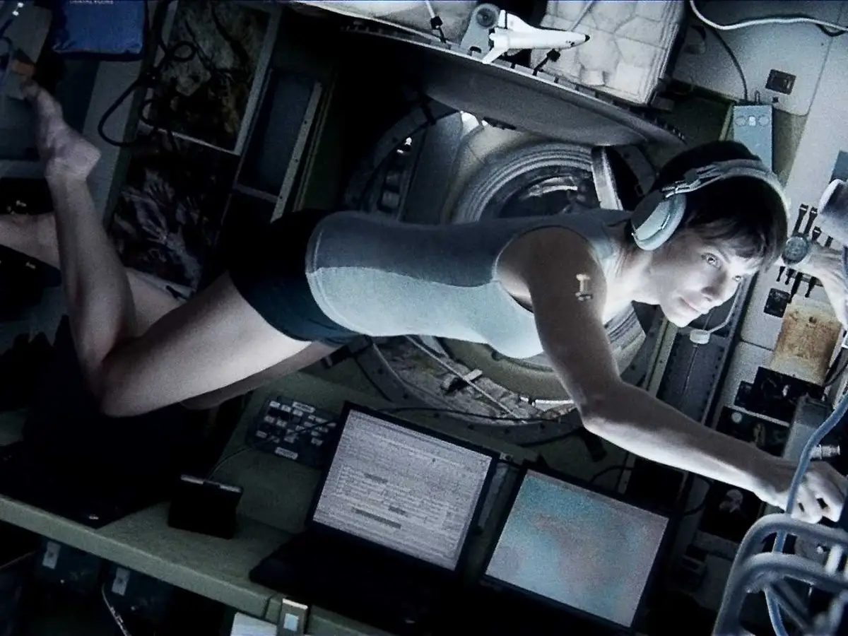 Stilbeeld uit "Gravity" (2013) met Sandra Bullock