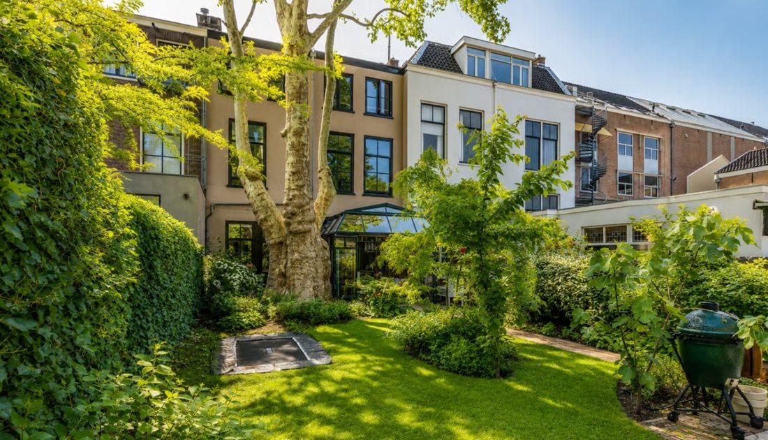 De tuin van het herenhuis in Haarlem.