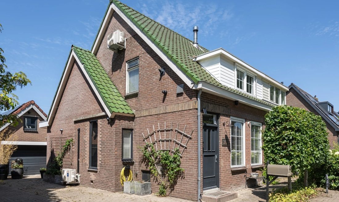 De voorzijde van het huis met een bar.