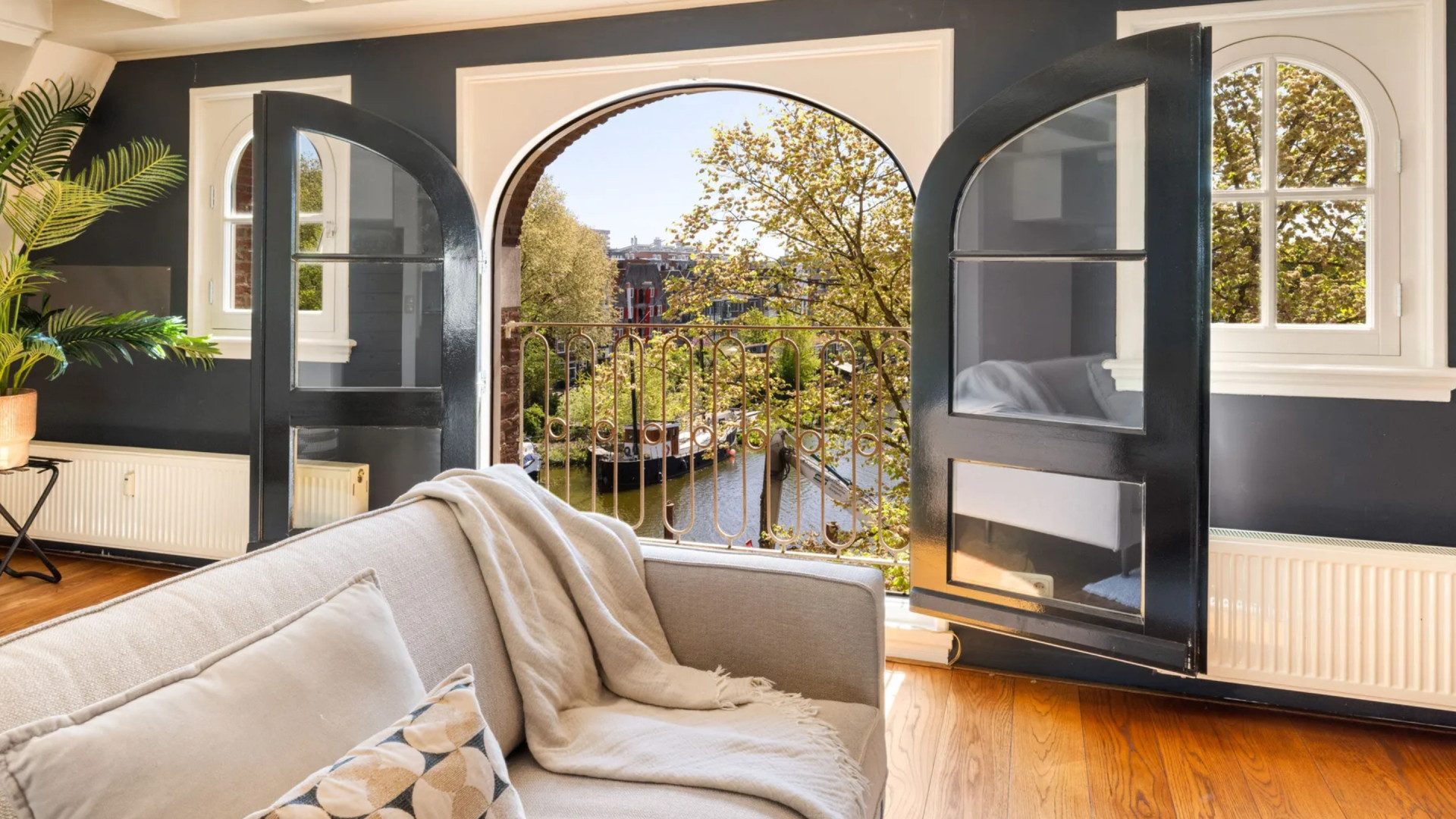 Het Franse balkon van de woning.