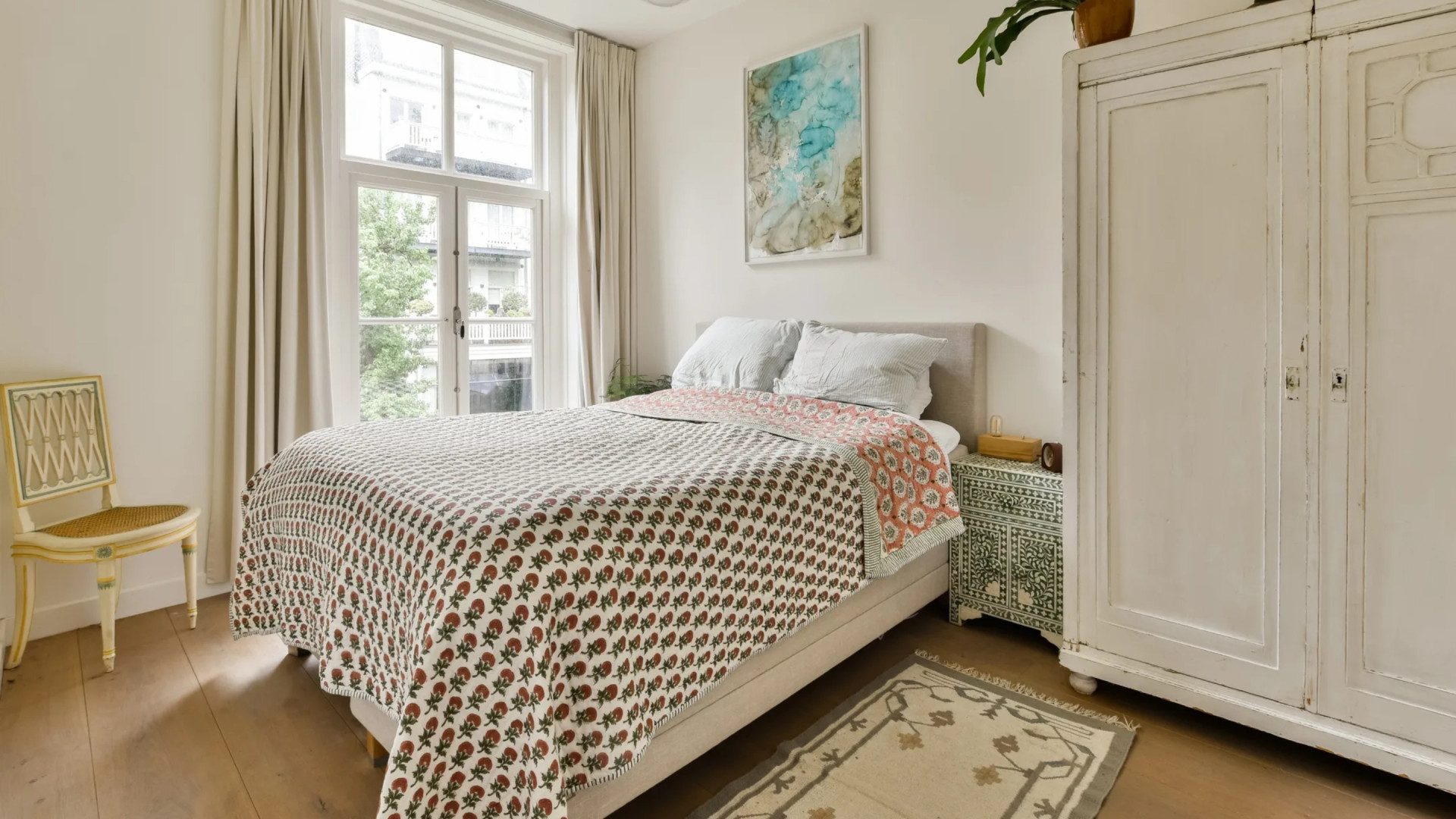 De slaapkamer van de woning.