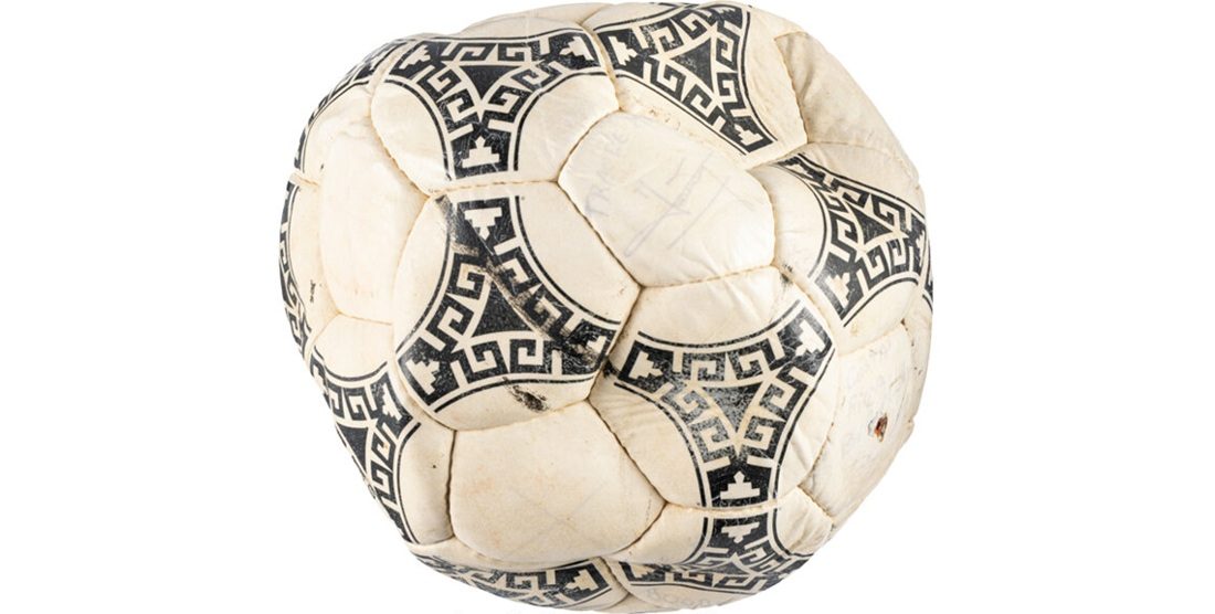 De bal waar Maradona de 'Hand of God'-goal scoorde.