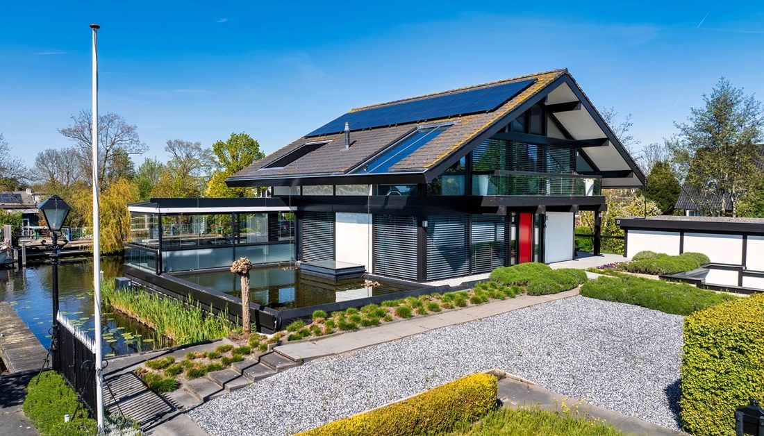 De aan het Braassemermeer gevestigde villa.