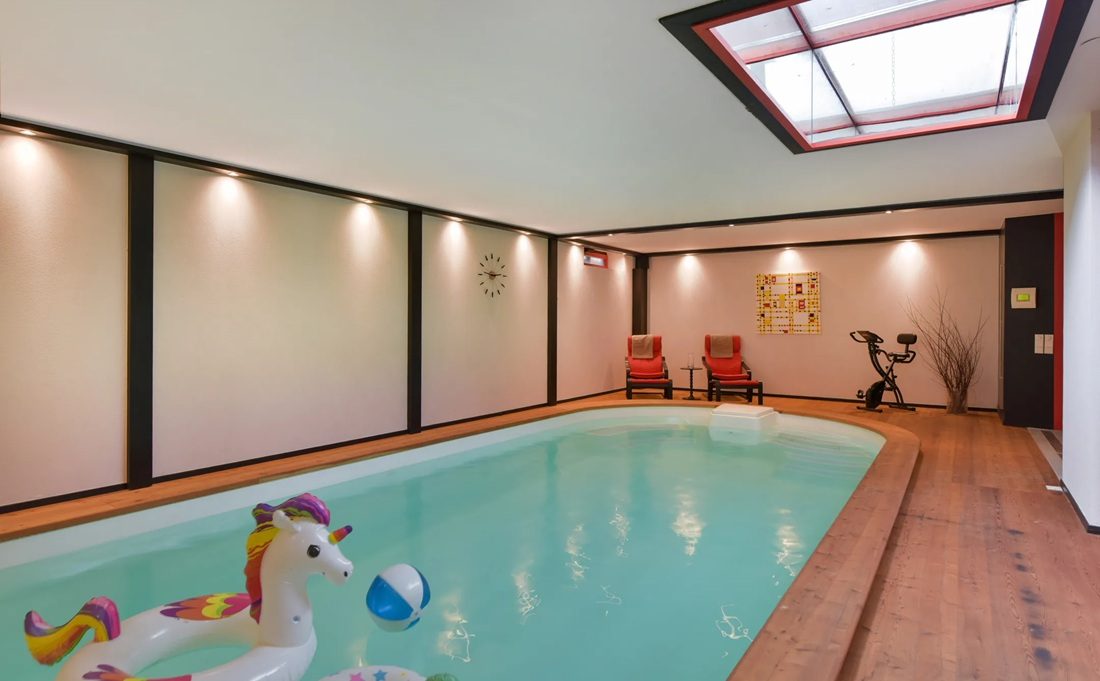 Het binnenzwembad van de woning.