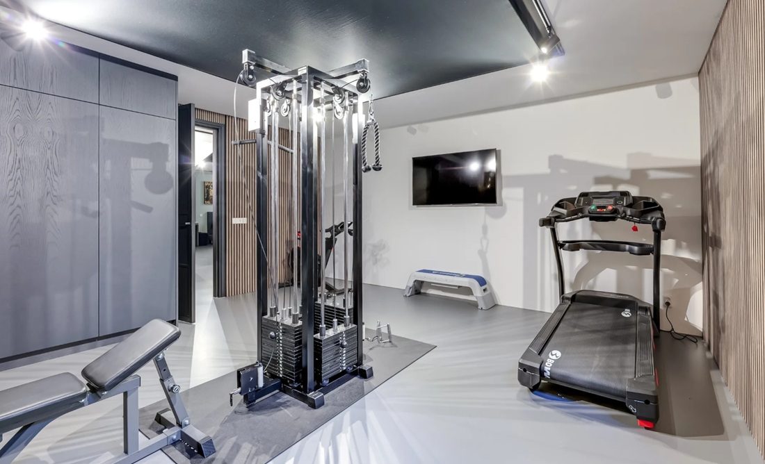 De fitnessruimte van de woning.