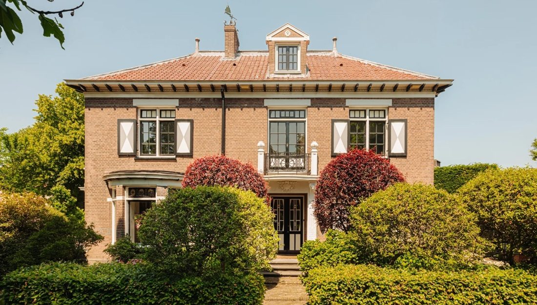 De voorkant van de monumentale villa.