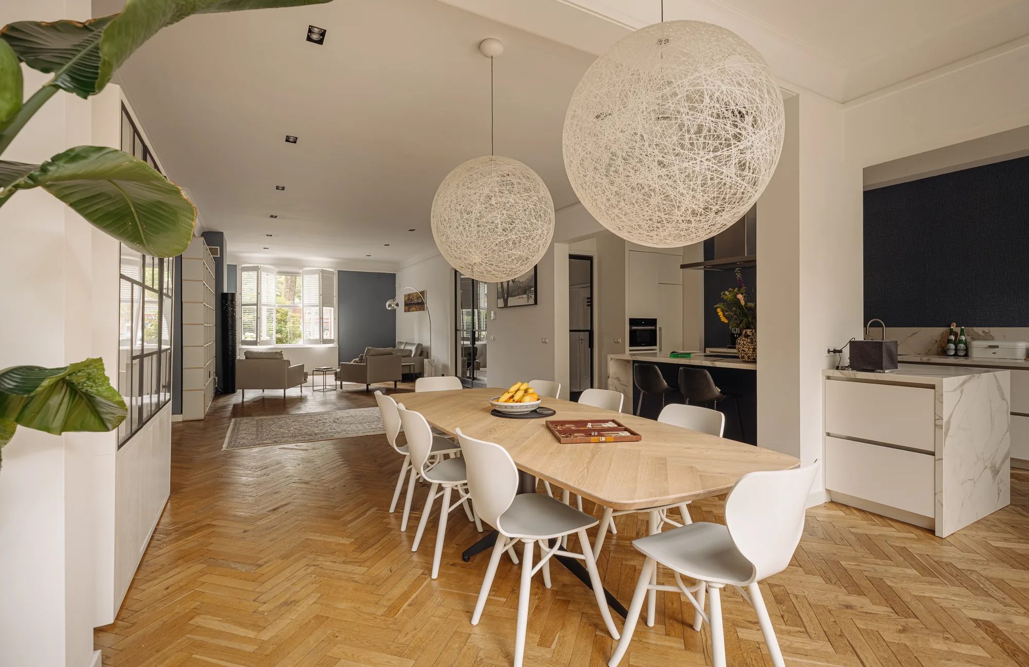 De tafel in de eetruimte van de Amsterdamse villa.