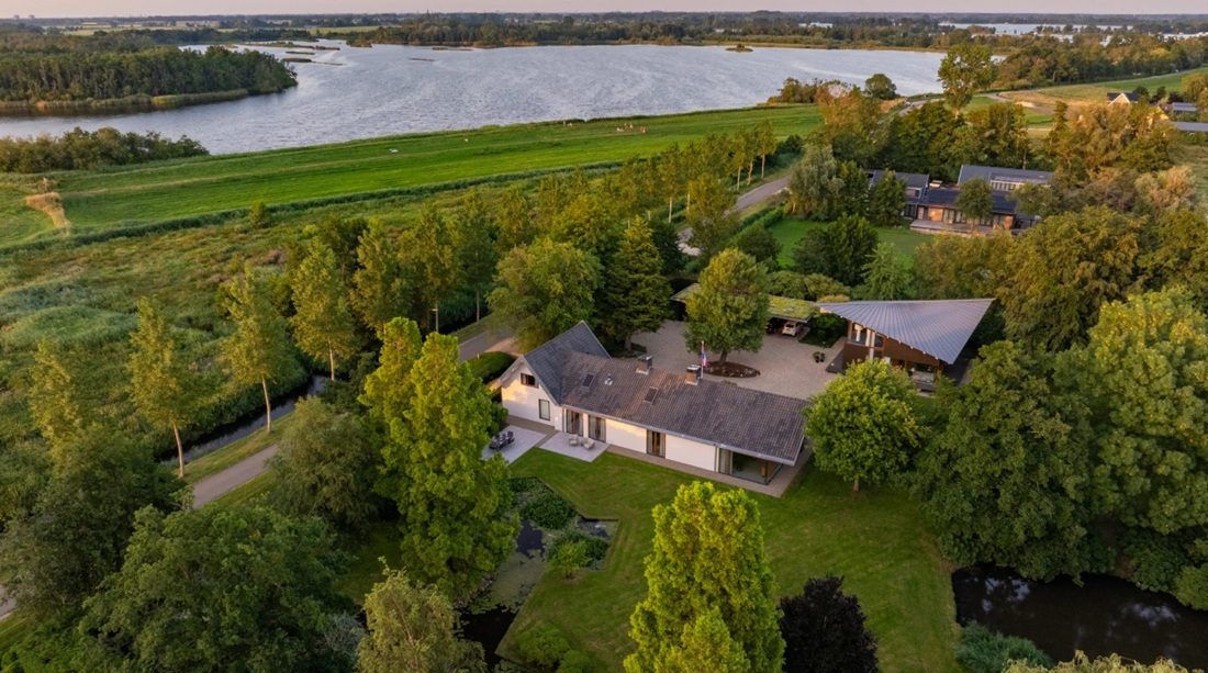 Het landgoed waar de villa nabij Amsterdam op staat.