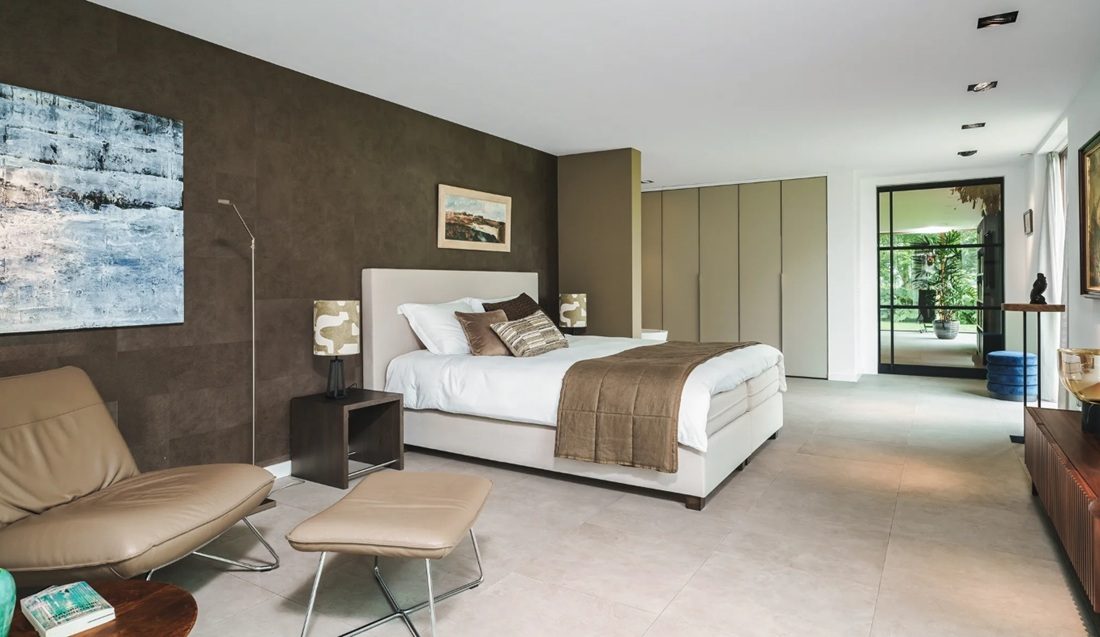 De slaapkamer op de begane grond.