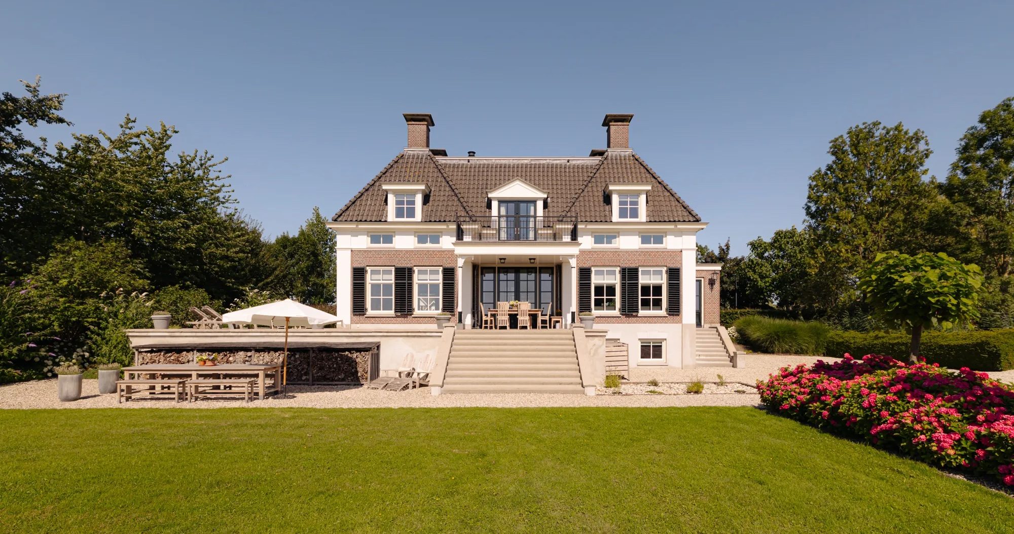 De achterkant van de villa aan de Vecht.