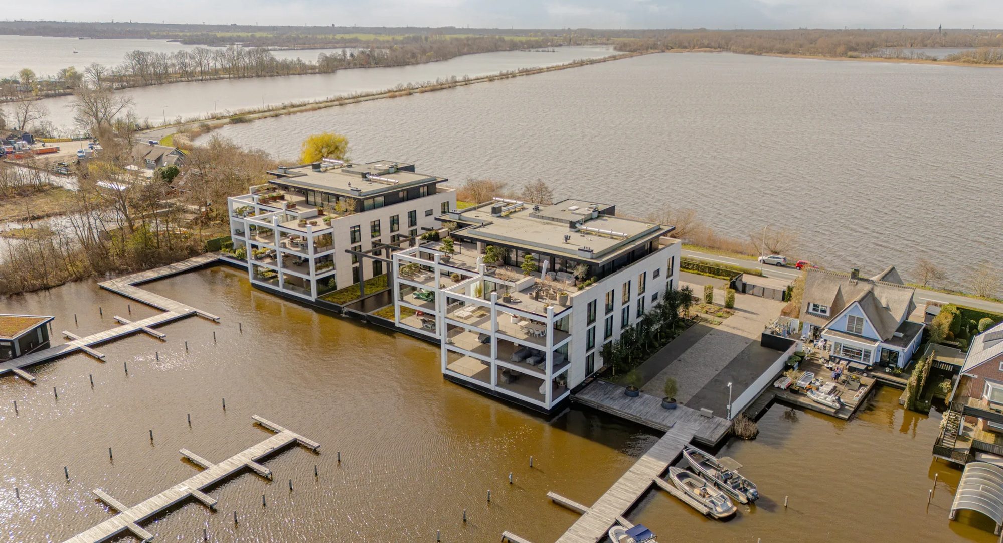 De aan de Loosdrechtse Plassen gevestigde woning.