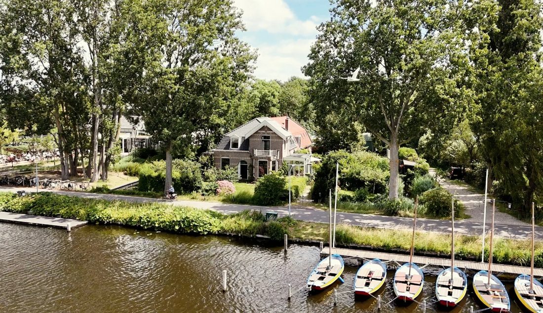 De voorkant van de villa in Haarlem.