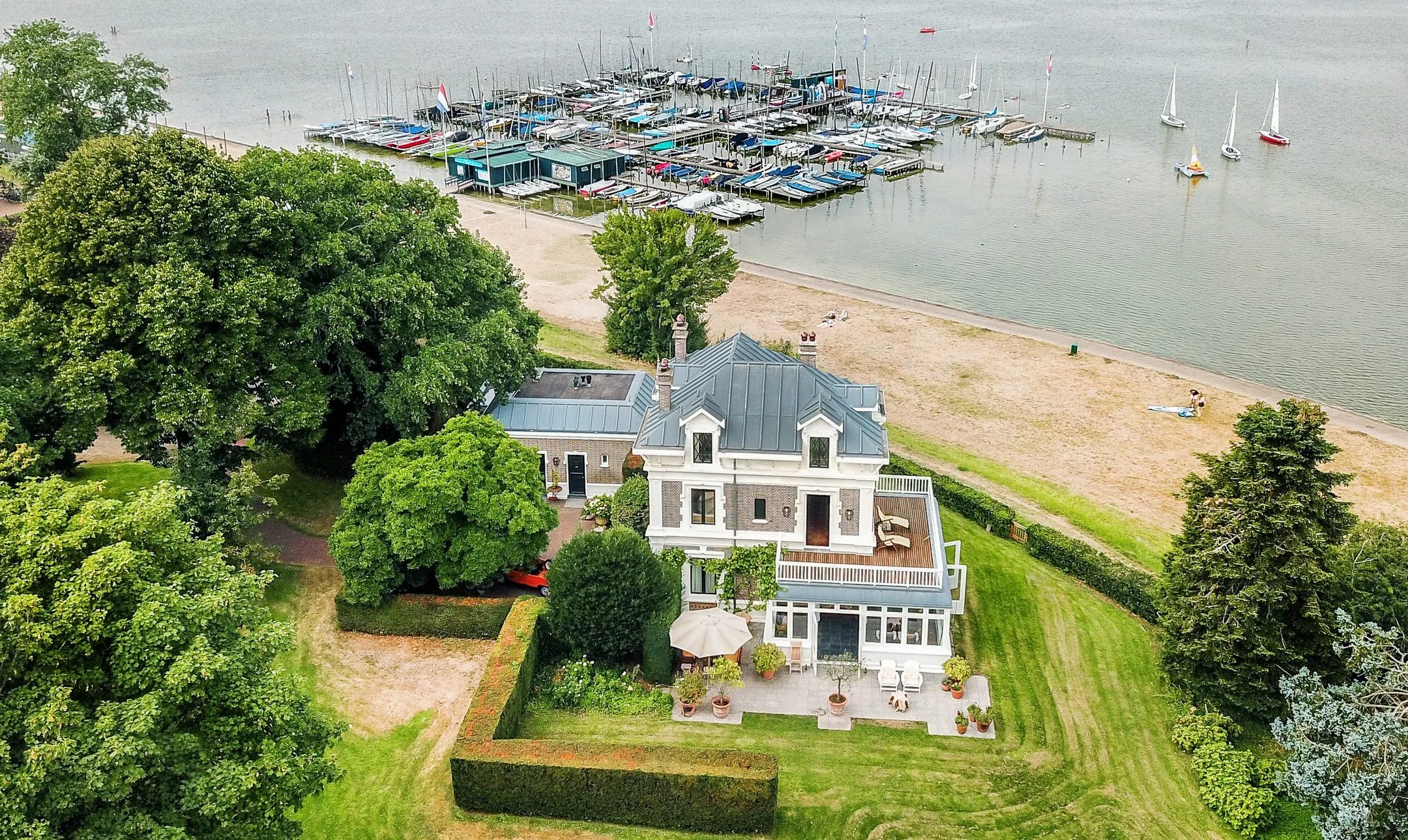 Het aan zee gevestigde huis op Funda.