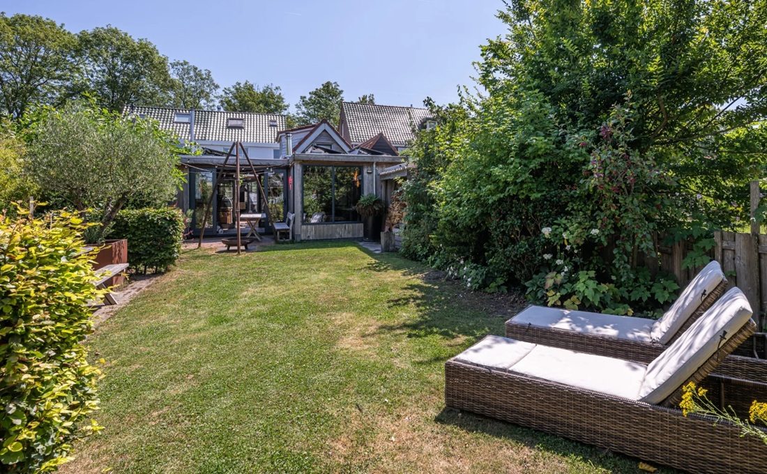 De achtertuin van de woning.