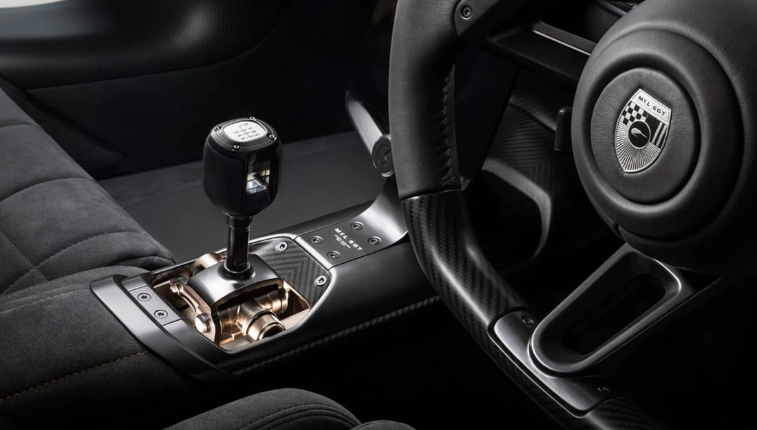 Het interieur van de wagen.