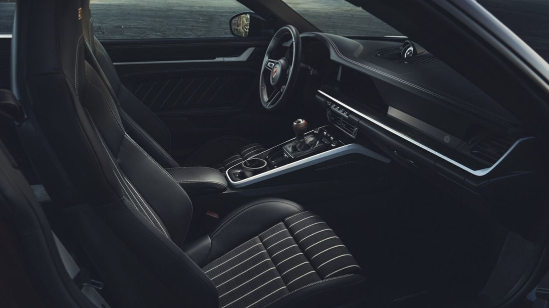 Het interieur van de handgeschakelde Porsche.