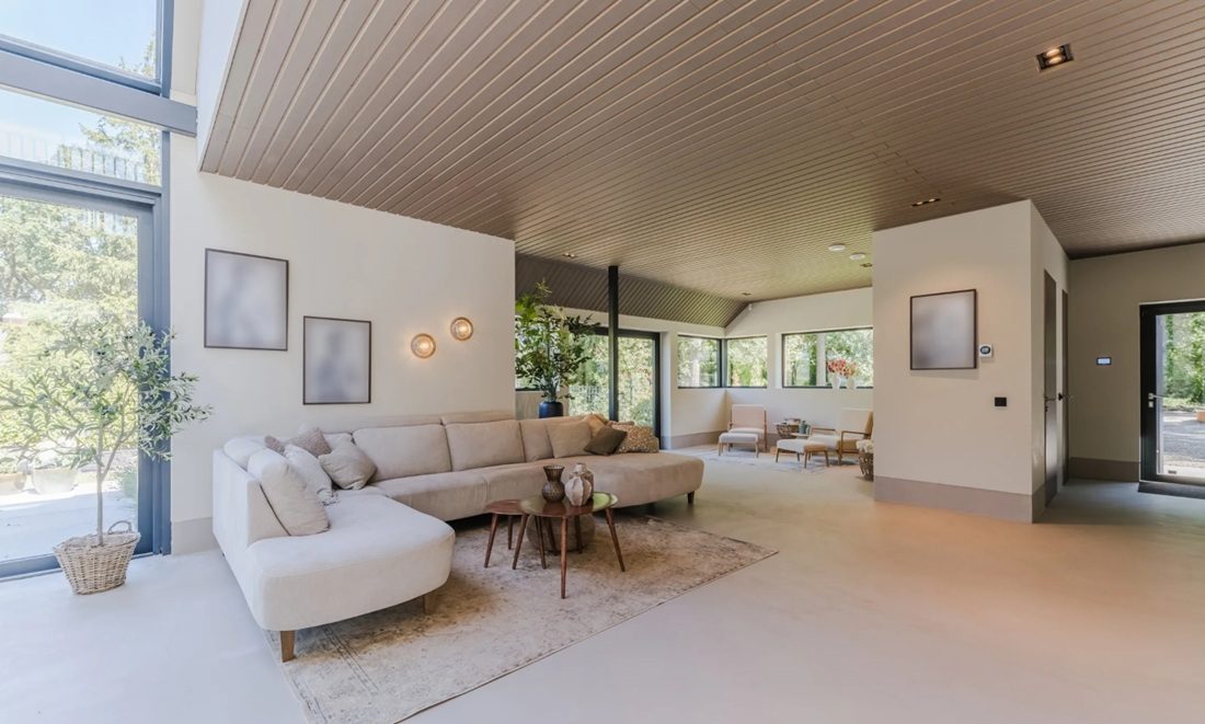 De living van de villa in Noord-Brabant.