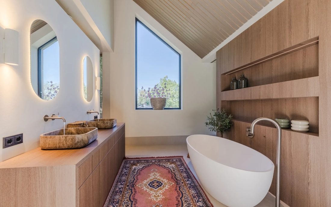 De badkamer met ligbad.