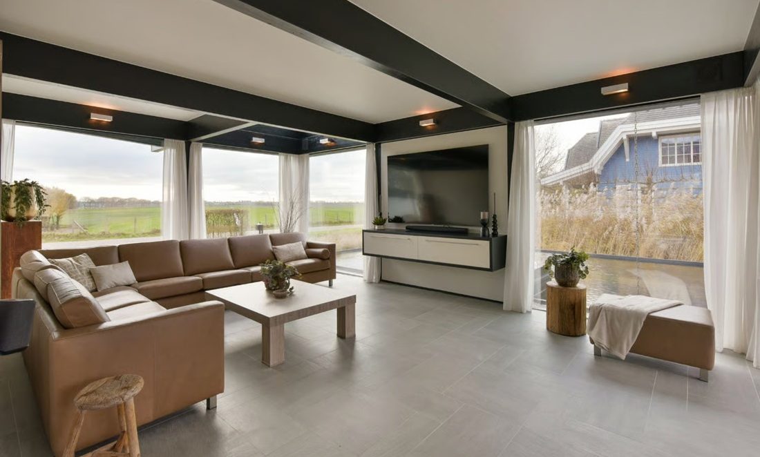De living van de villa aan het Braassemermeer.