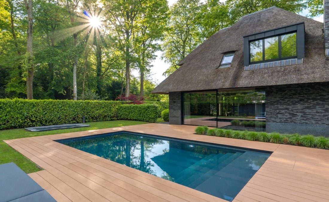 Het zwembad in de tuin.