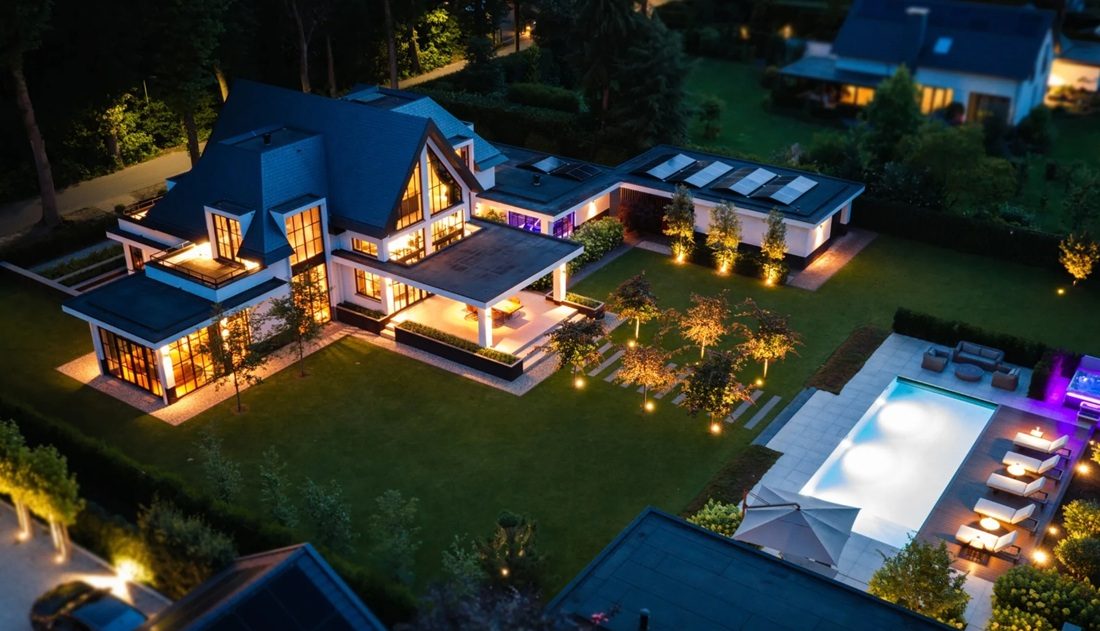 De woning in de avonduren.