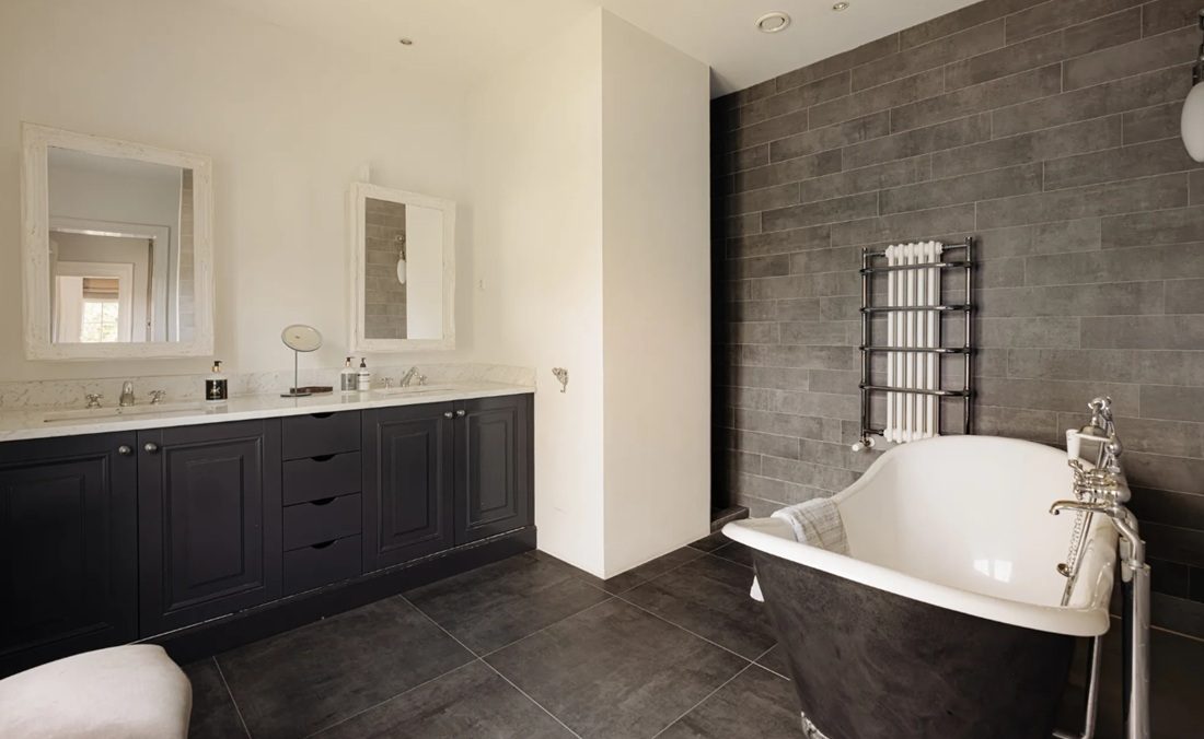 De badkamer met ligbad.