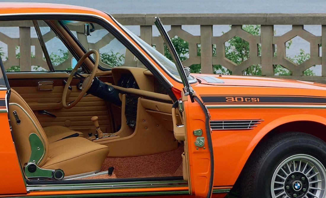 Het interieur van een van de auto's.