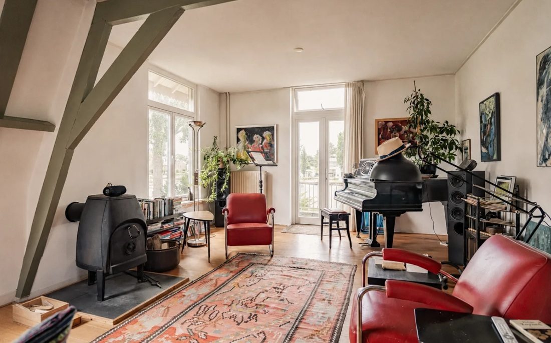 De werkkamer met pianovleugel.