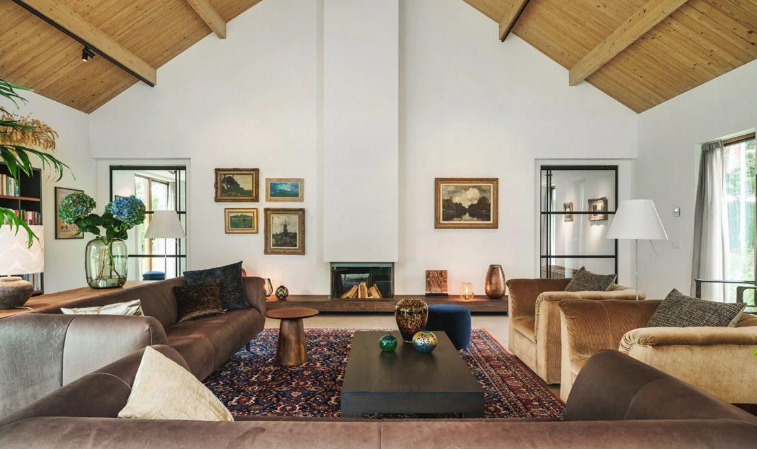 De living van de villa nabij Amsterdam.