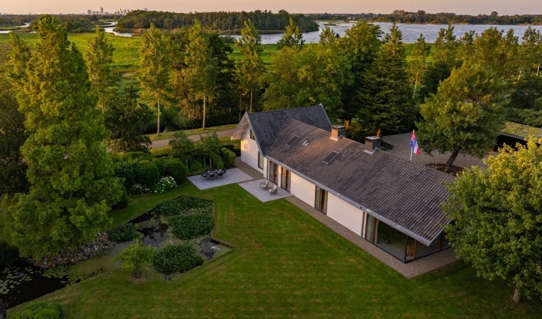 De vrijstaande woning in Waverveen.