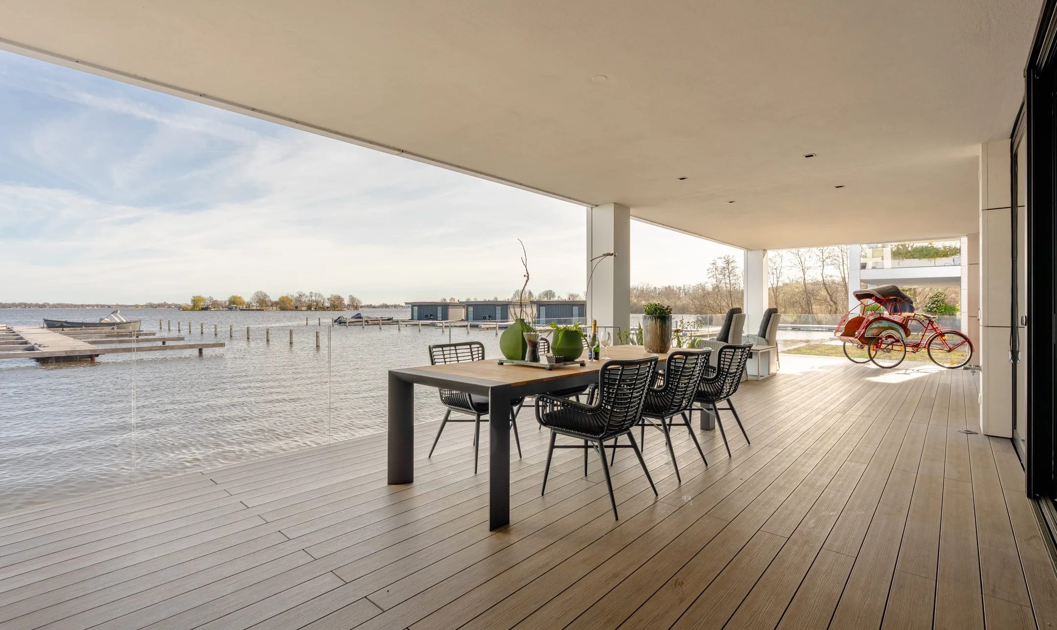 Het enorme terras.