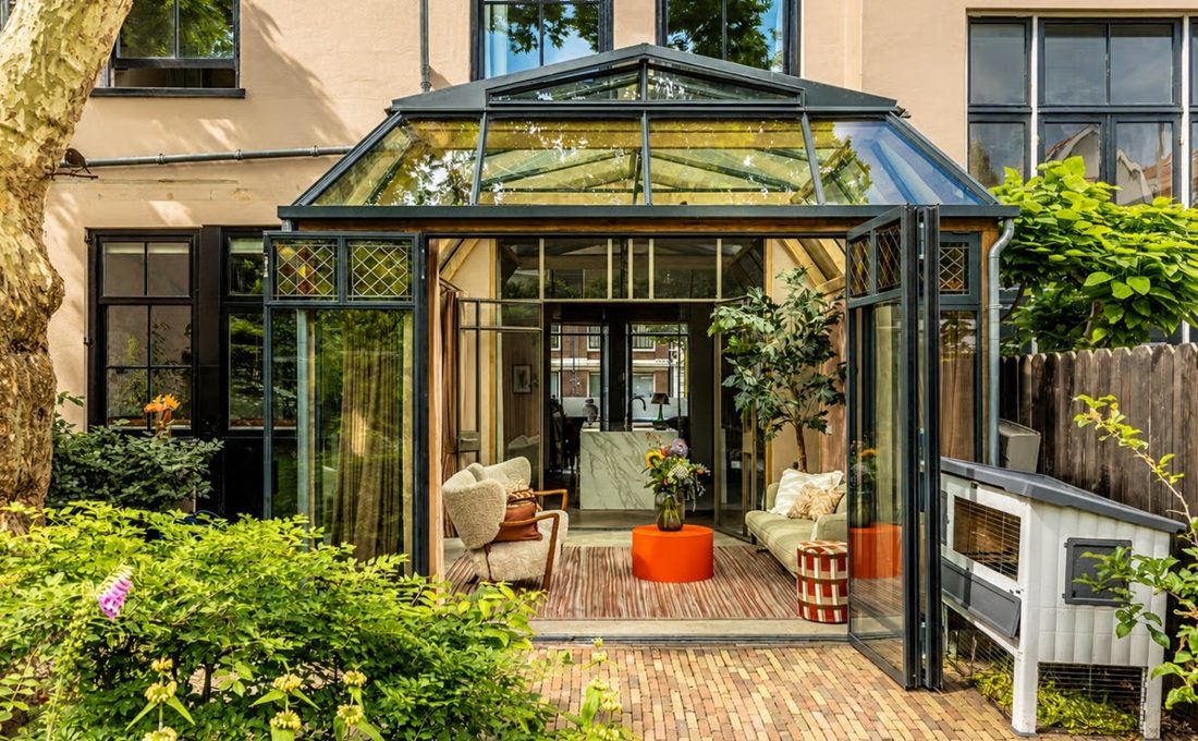 De serre met toegang tot de tuin.