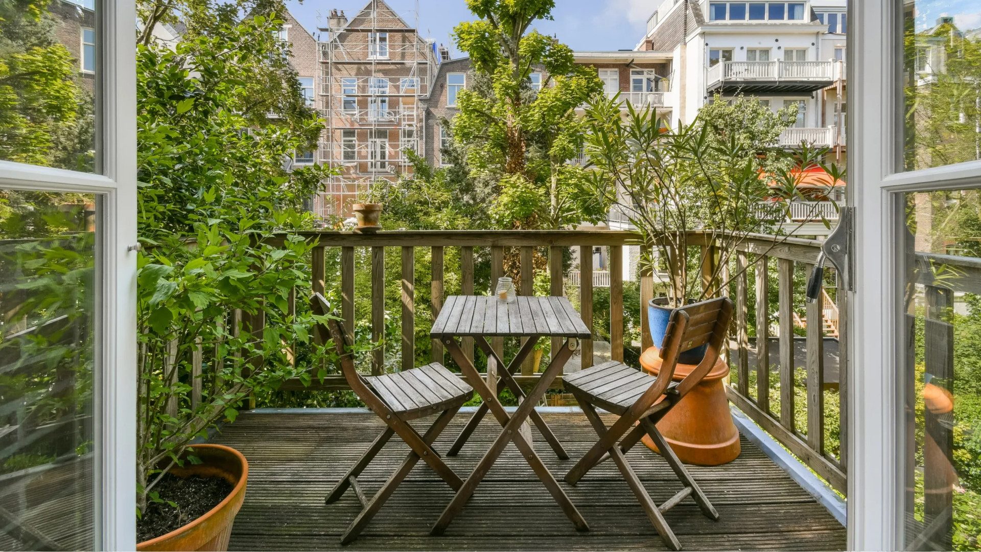 Het balkon met prachtig uitzicht.