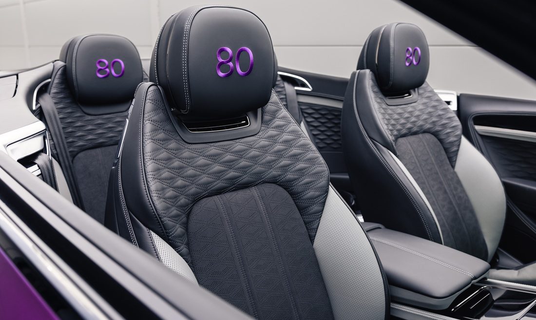 De unieke stoelen van de auto.