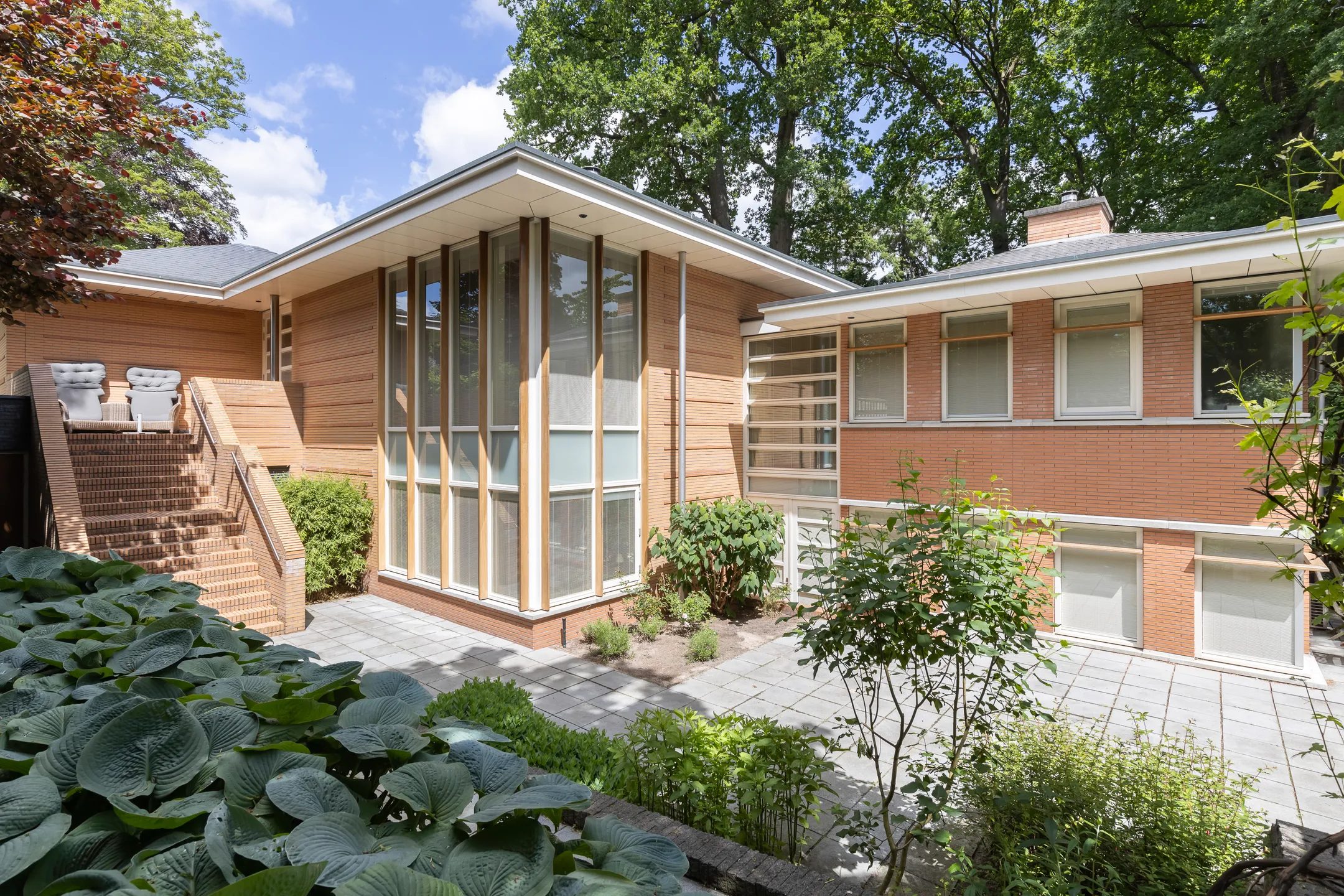 De achterkant van een designvilla.