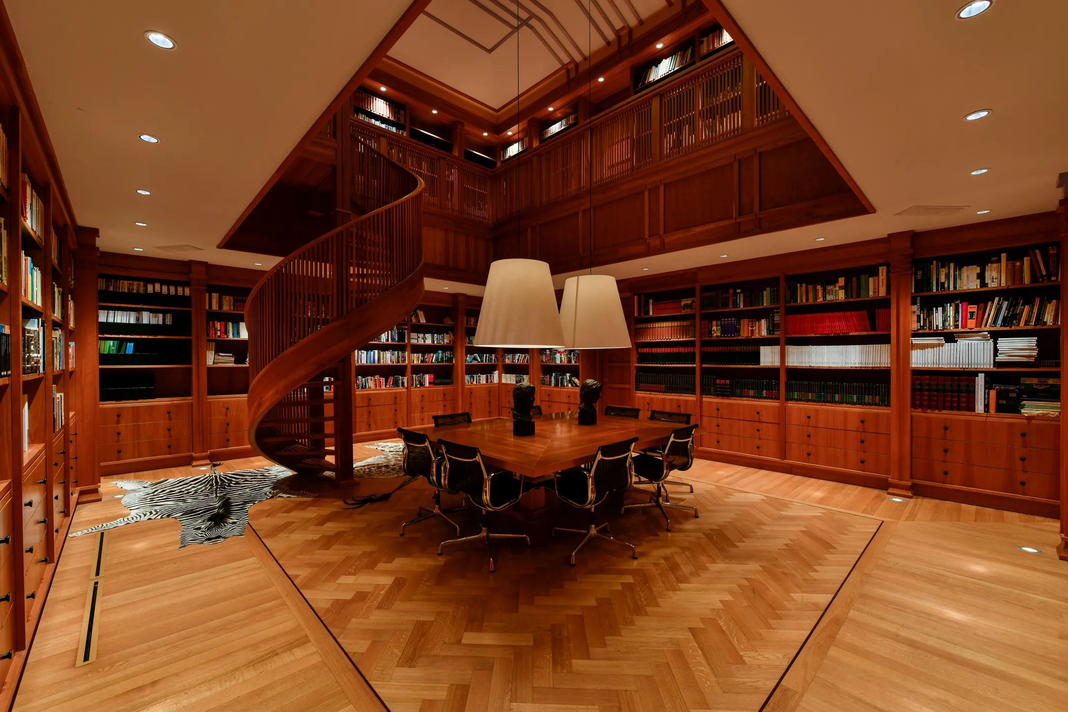 Een bibliotheek met twee verdiepingen.