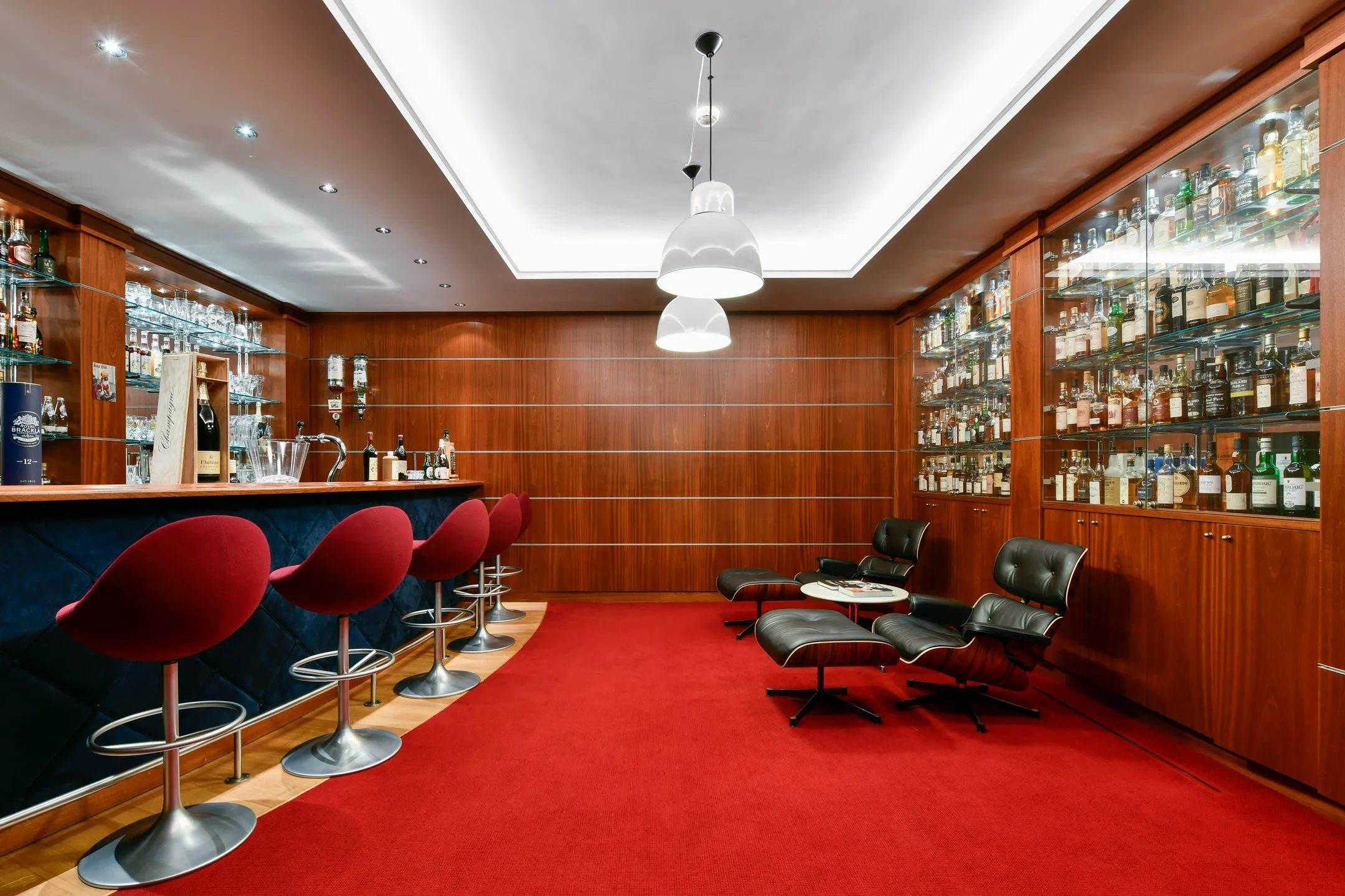 Een bar met drankenkast