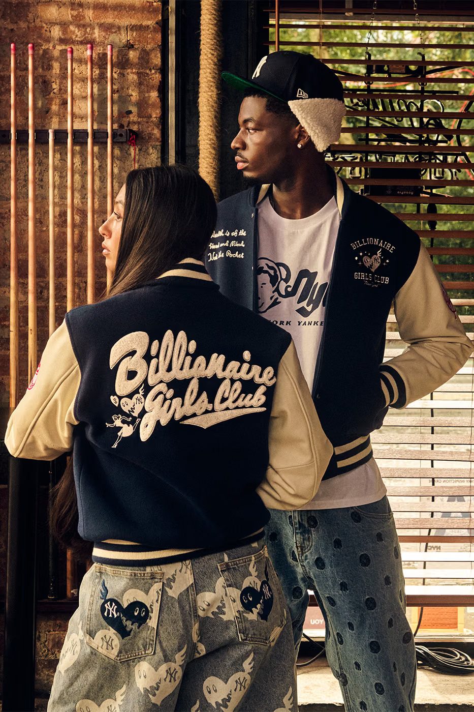Een man en vrouw poseren in kleding van de nieuwe collectie van Billionaire Boys Club en Yankees