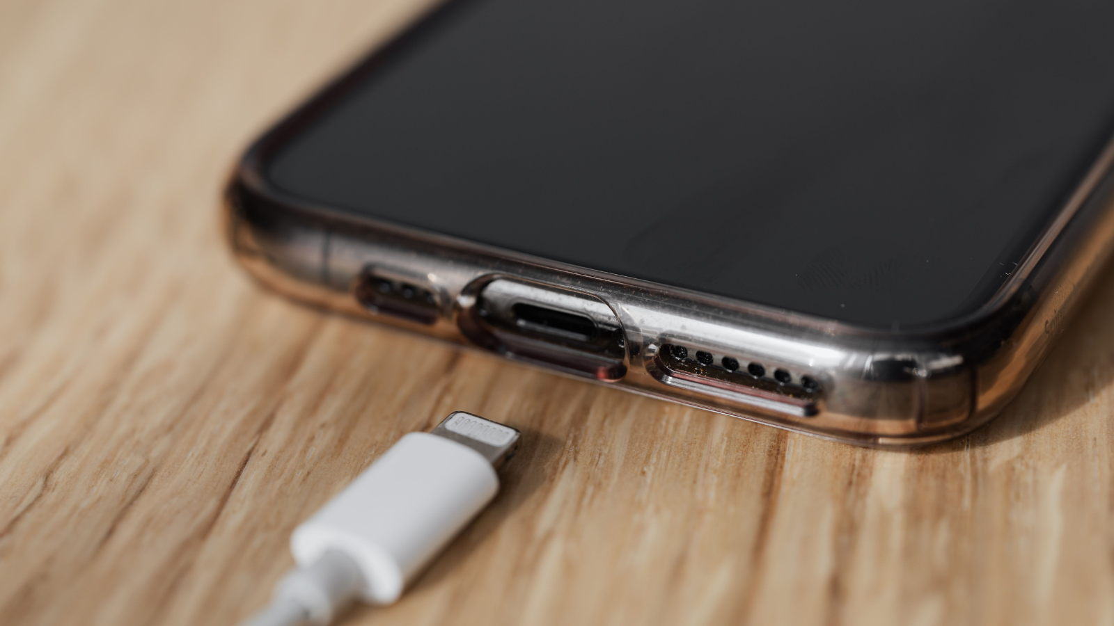 Een iPhone met een oplader. 