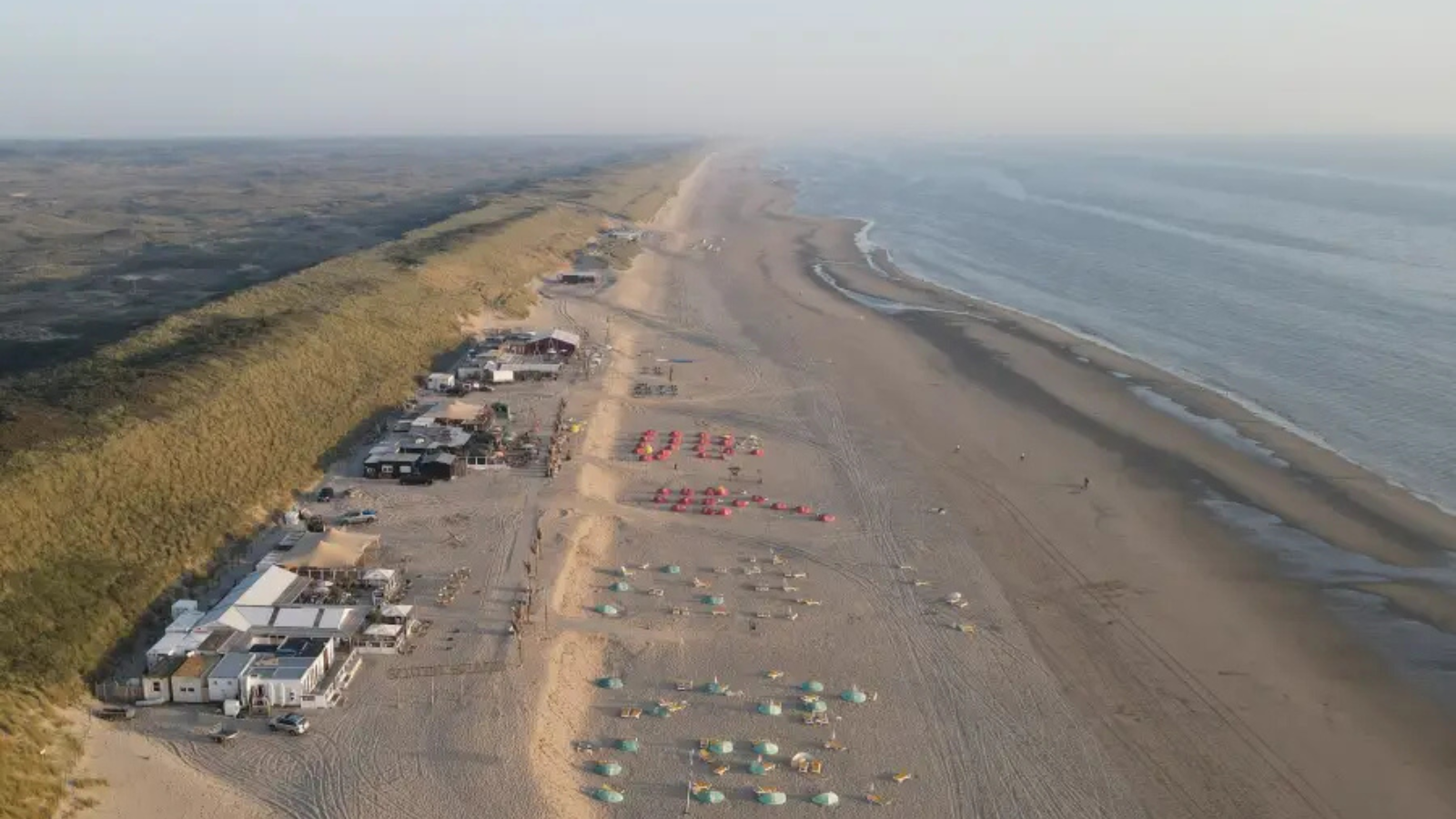 Vier strandtenten aan het strand.