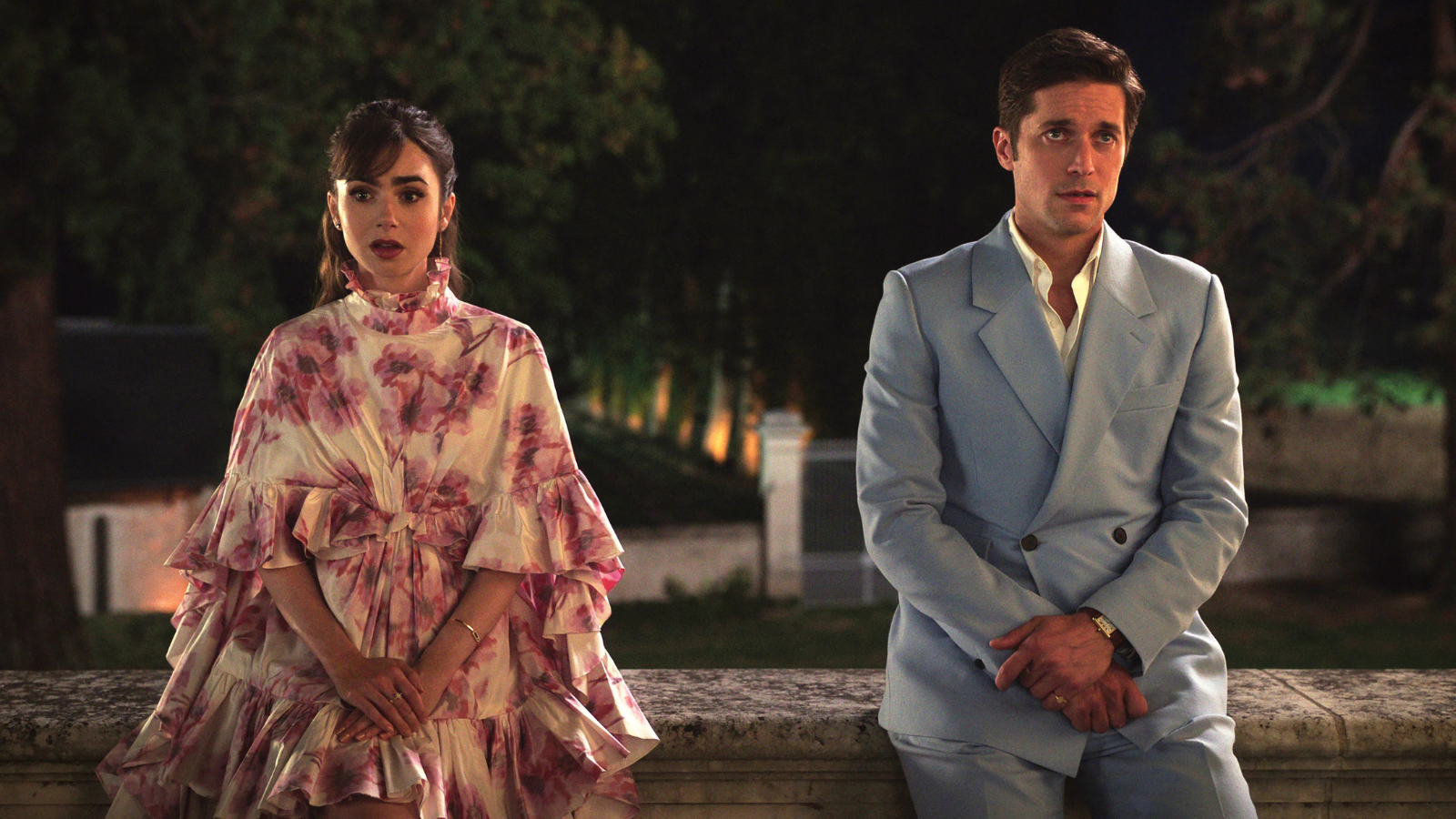 Lily Collins en Lucas Bravo in Emily in Paris
