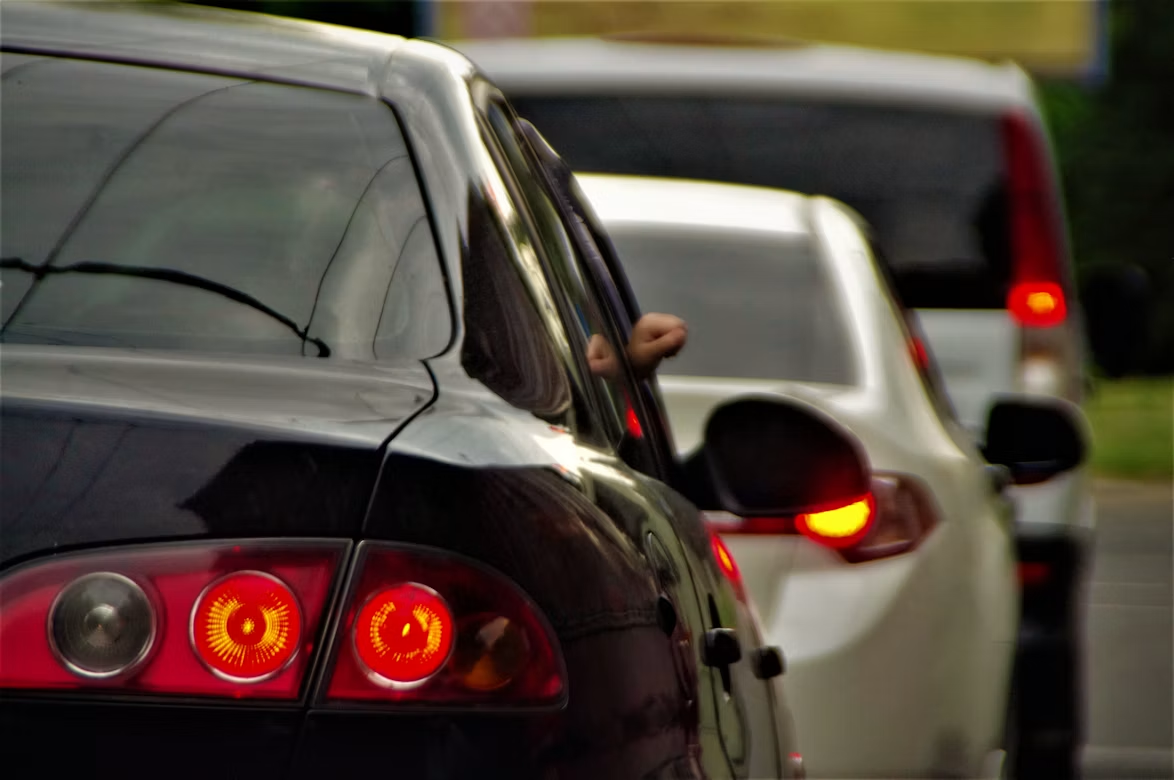 Stilstaande auto's in verkeer