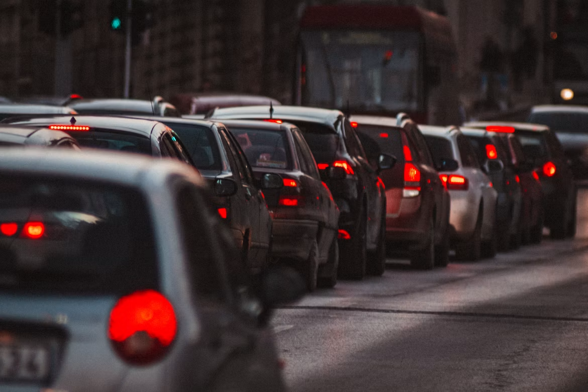 Auto's in het verkeer die stilstaan