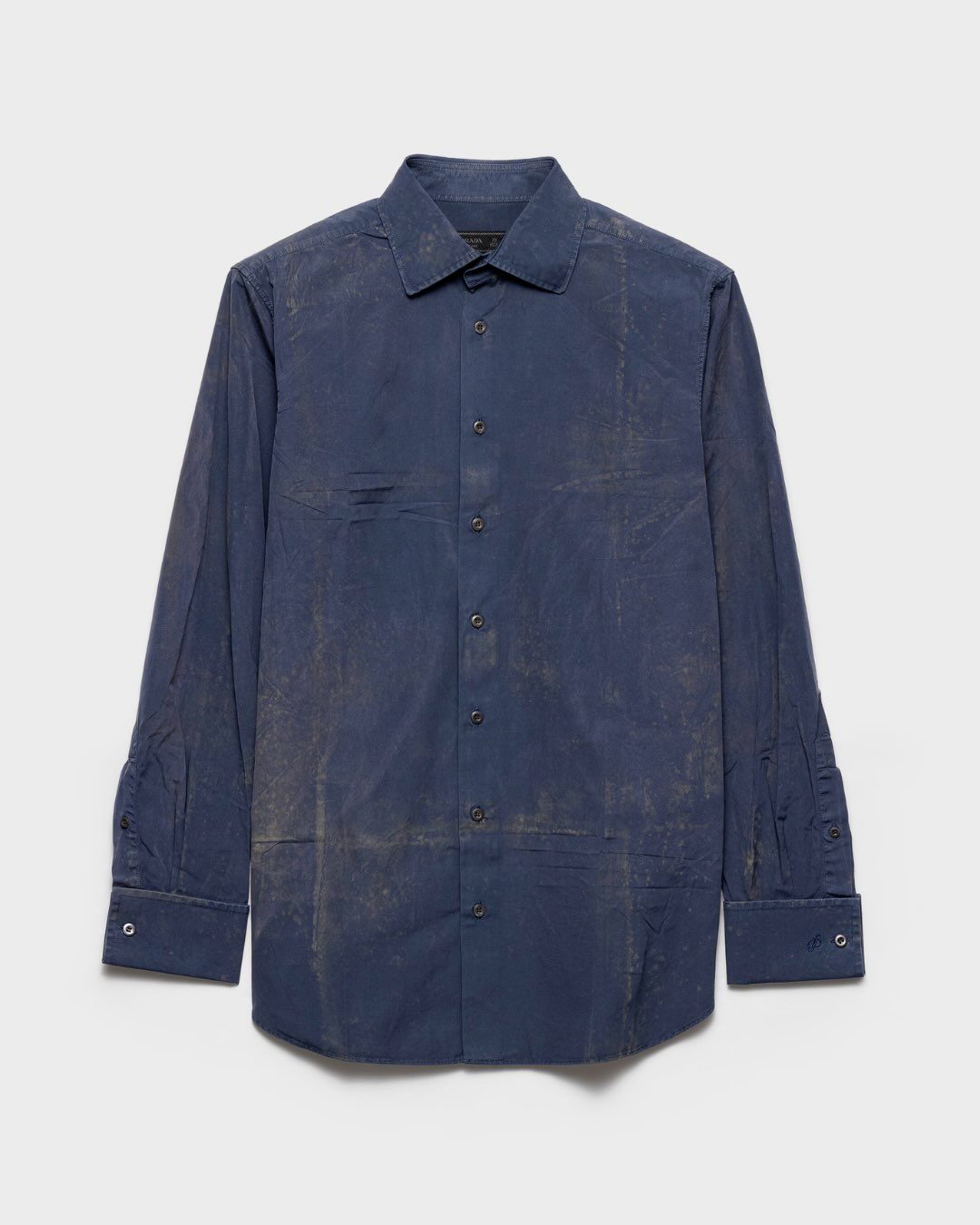 Een blauwe blouse met vlekken.