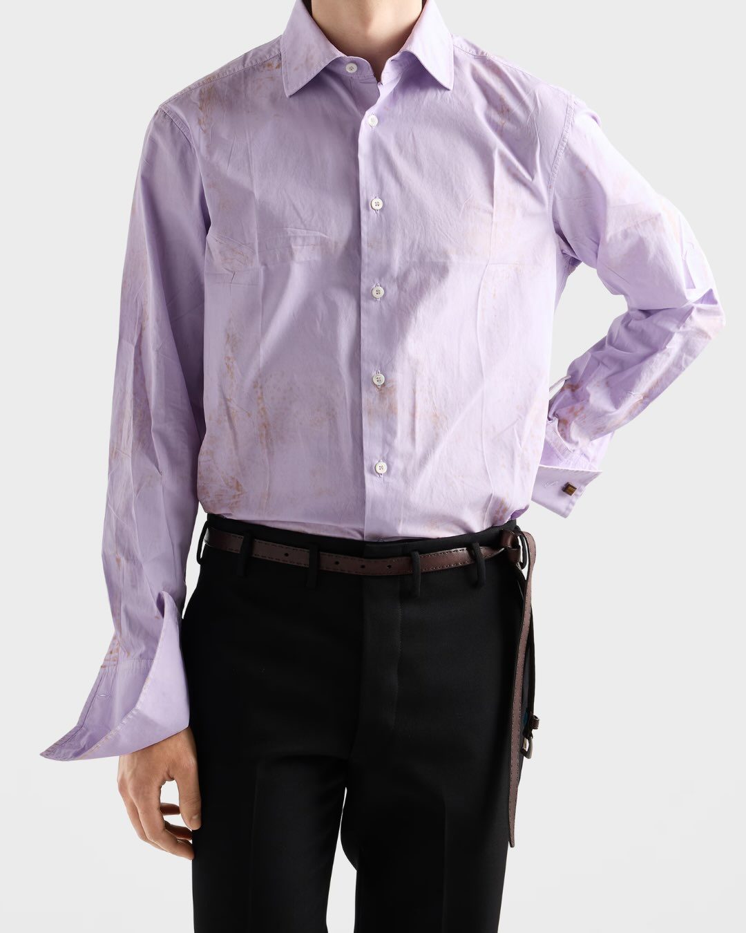 Een lichtpaarse blouse met vlekken.